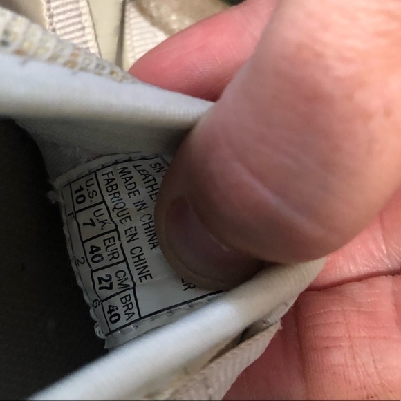 Sketchers size 10 leather shoes. Slip on super comfortable - Picture 11 of 12